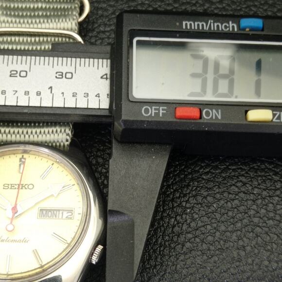 Vintage 1984 Seiko Automatic Mens Silver Watch W/daydate & Green accents - Picture 7 of 8